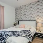 Spacious 5 Bed, 2 Bathrooms House With A Private Garden