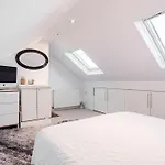 Spacious 5 Bed, 2 Bathrooms House With A Private Garden