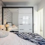 Spacious 5 Bed, 2 Bathrooms House With A Private Garden