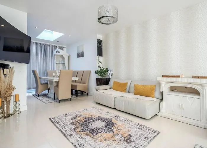 Spacious 5 Bed, 2 Bathrooms House With A Private Garden