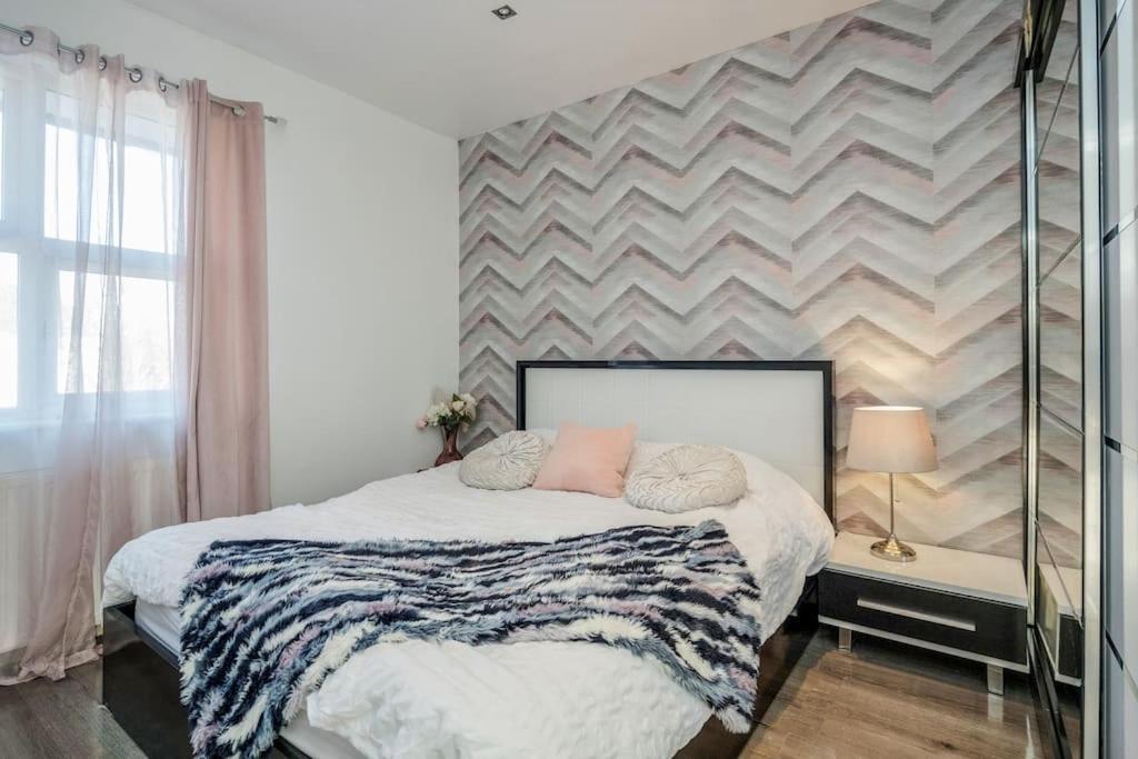 Ferienhaus Spacious 5 Bed, 2 Bathrooms House With A Private Garden *