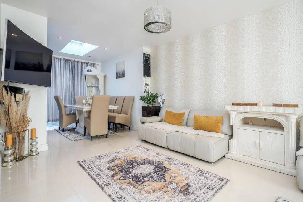 Spacious 5 Bed, 2 Bathrooms House With A Private Garden Casa vacanze *