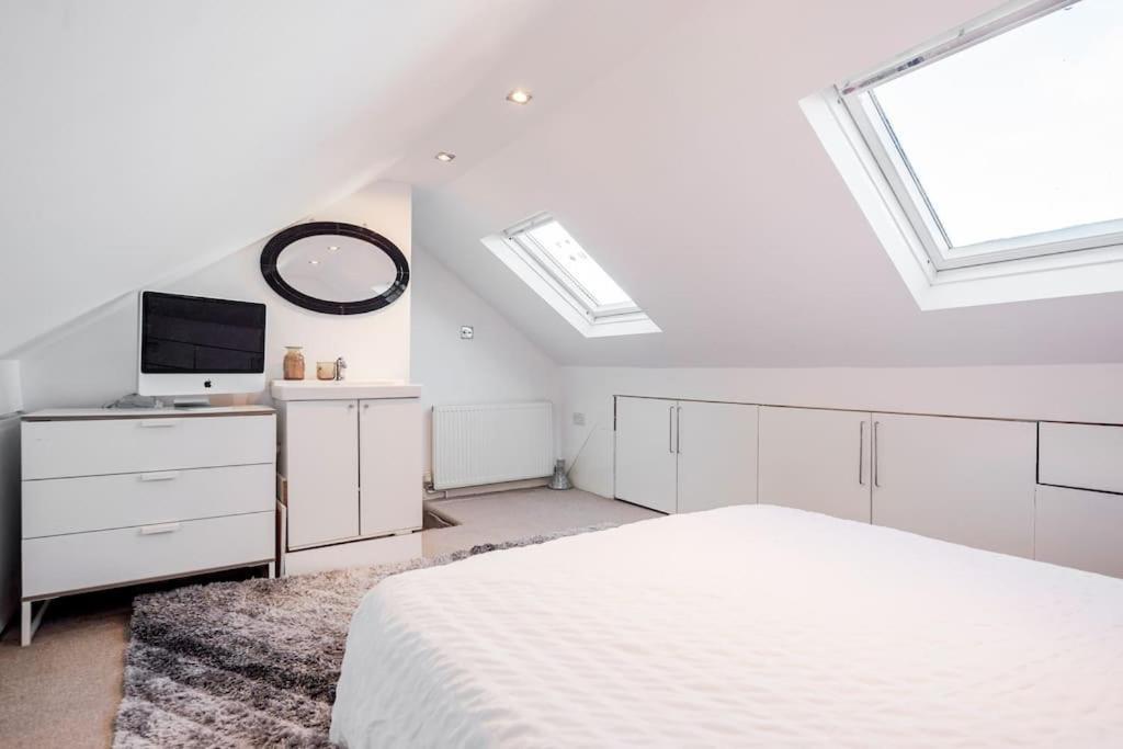 Spacious 5 Bed, 2 Bathrooms House With A Private Garden * Londra