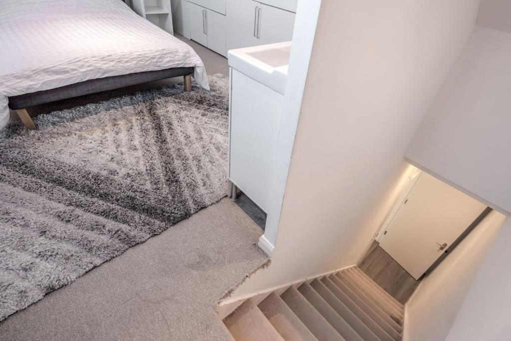 Spacious 5 Bed, 2 Bathrooms House With A Private Garden