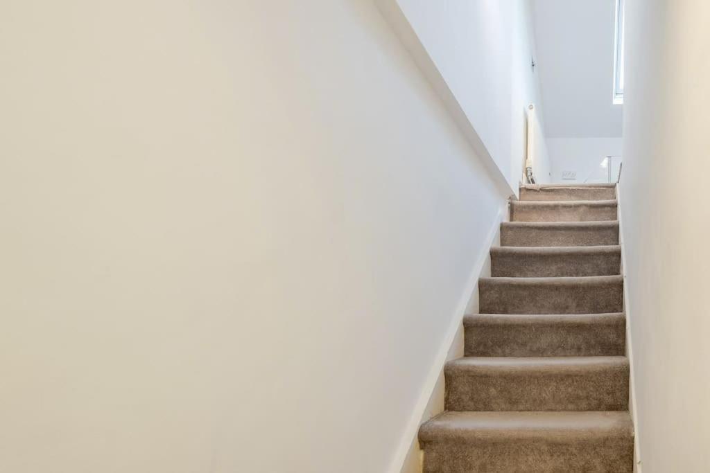 Spacious 5 Bed, 2 Bathrooms House With A Private Garden Casa vacanze *