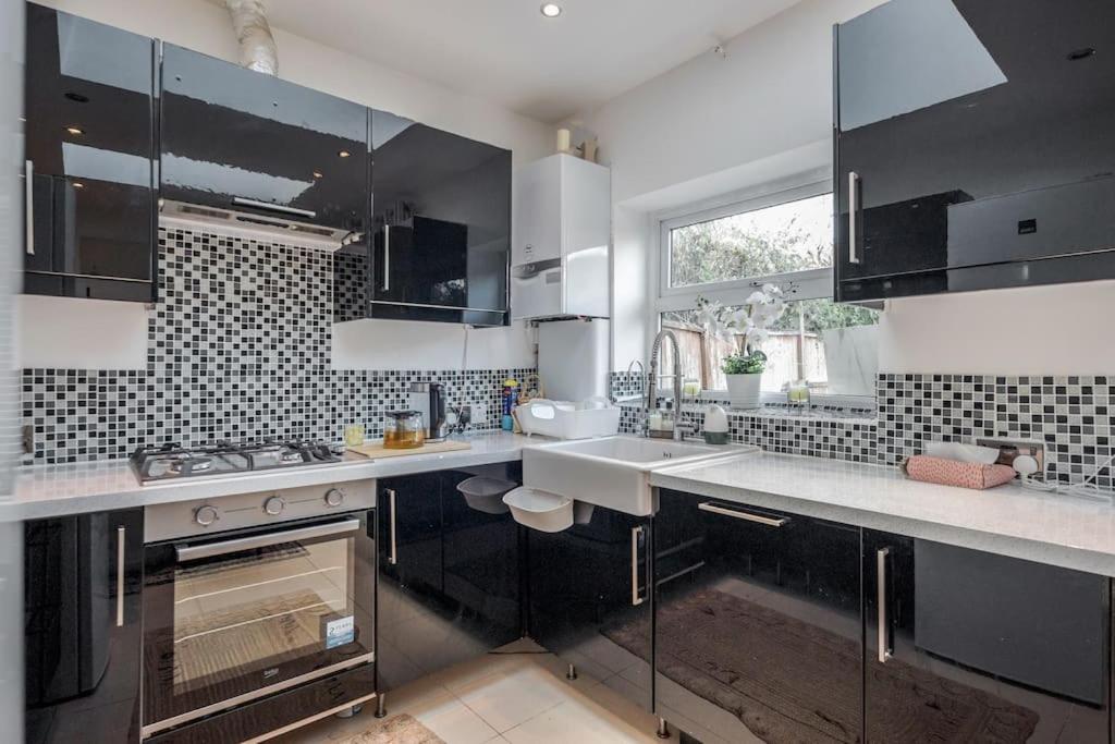 Ferienhaus Spacious 5 Bed, 2 Bathrooms House With A Private Garden
