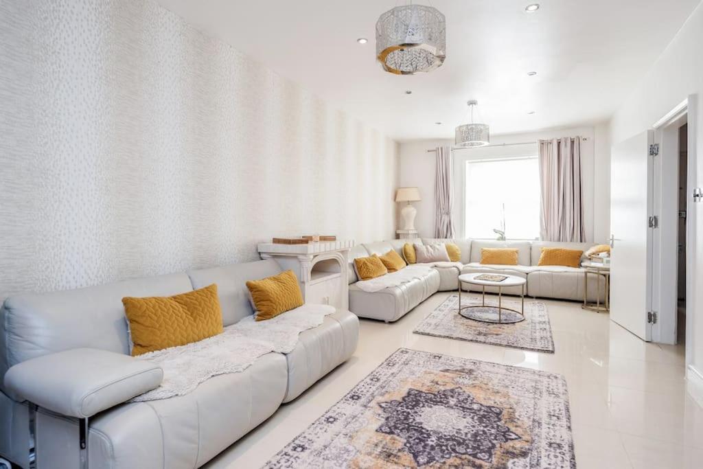 Spacious 5 Bed, 2 Bathrooms House With A Private Garden Casa vacanze Londra