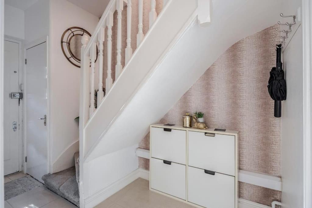 Spacious 5 Bed, 2 Bathrooms House With A Private Garden Londra