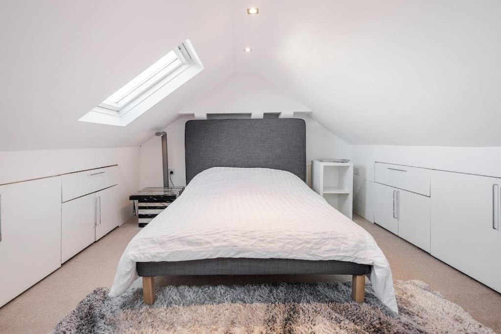Spacious 5 Bed, 2 Bathrooms House With A Private Garden Ferienhaus