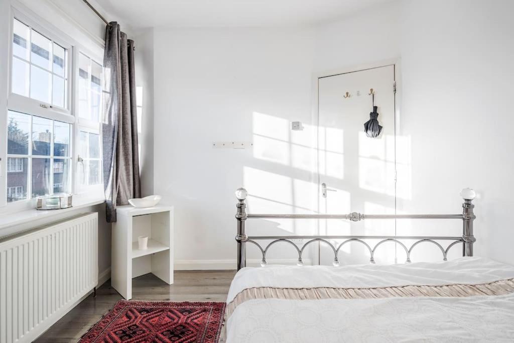Spacious 5 Bed, 2 Bathrooms House With A Private Garden *