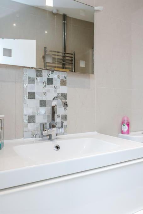 Spacious 5 Bed, 2 Bathrooms House With A Private Garden Casa vacanze *