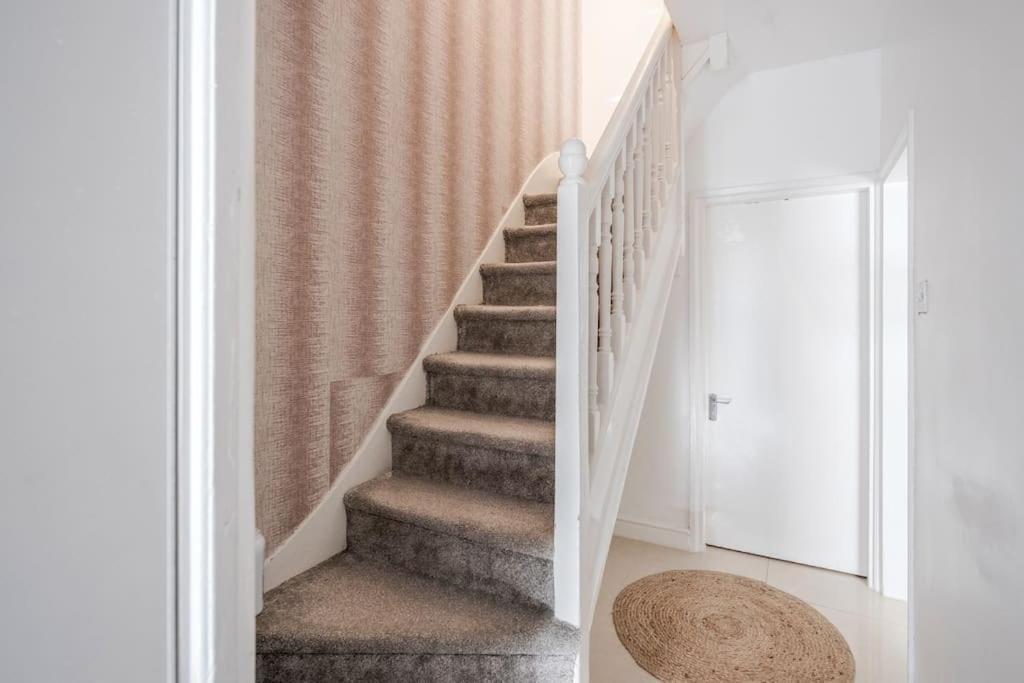 Spacious 5 Bed, 2 Bathrooms House With A Private Garden * London