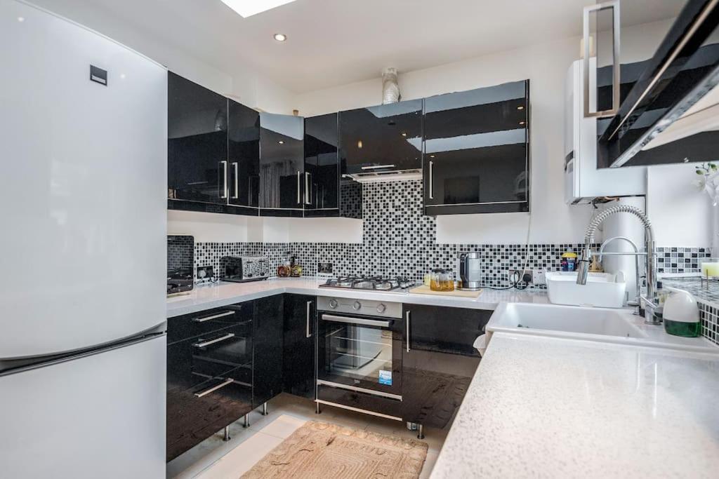 Spacious 5 Bed, 2 Bathrooms House With A Private Garden Ferienhaus