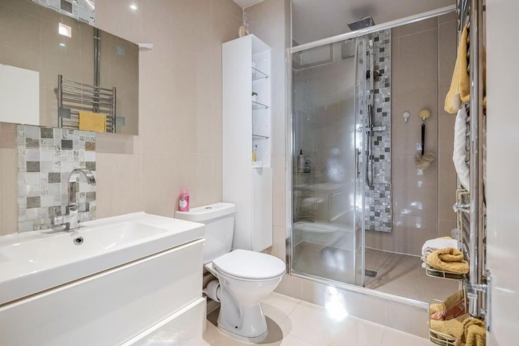 Spacious 5 Bed, 2 Bathrooms House With A Private Garden Ferienhaus *