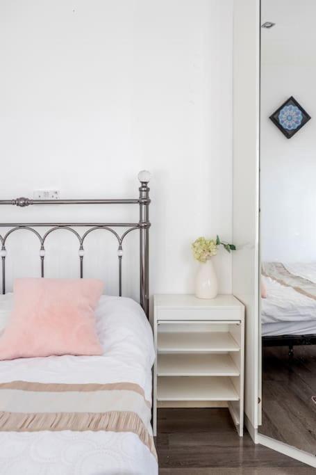 Spacious 5 Bed, 2 Bathrooms House With A Private Garden Ferienhaus *