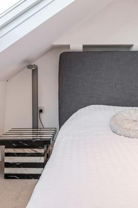 Spacious 5 Bed, 2 Bathrooms House With A Private Garden *
