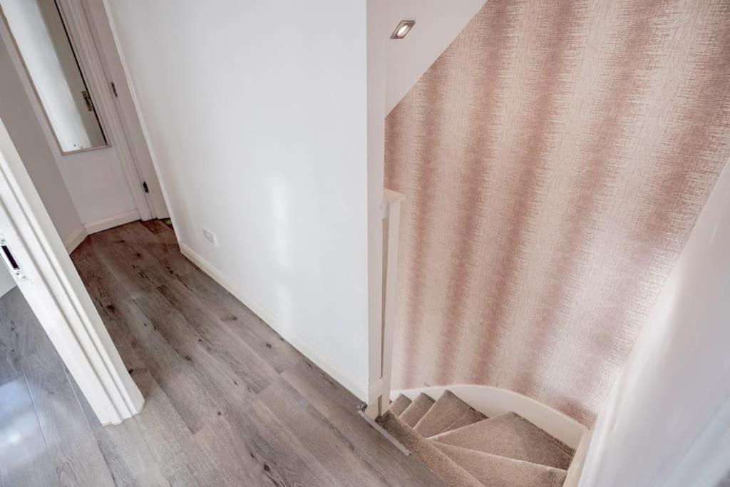 Spacious 5 Bed, 2 Bathrooms House With A Private Garden Casa vacanze Londra
