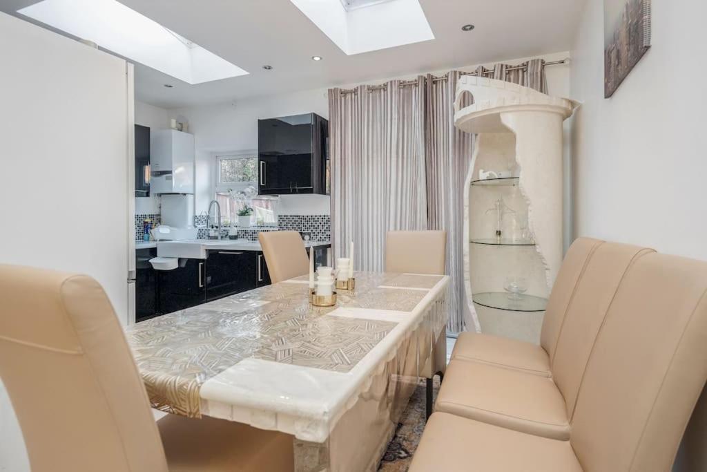 Spacious 5 Bed, 2 Bathrooms House With A Private Garden *