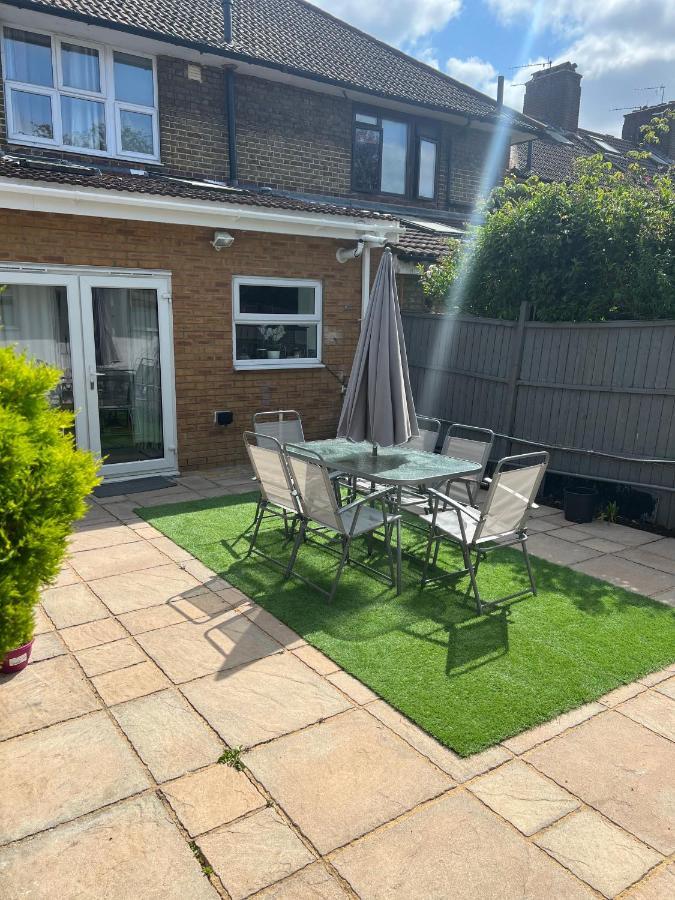 Spacious 5 Bed, 2 Bathrooms House With A Private Garden